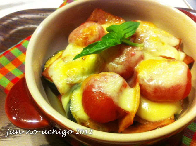 ズッキーニとベーコンとトマトのチーズ焼き Junのウチゴ